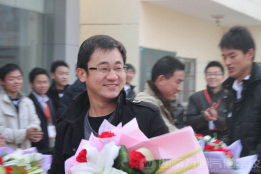 万通汽修学校，给老师献上鲜花
