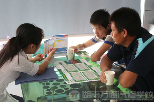 夏日炎热，湖南万通汽车学校，招生火爆进行中