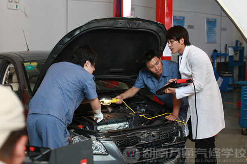 湖南万通汽车学校：技能工人紧缺 众企业观战技能大赛抢人