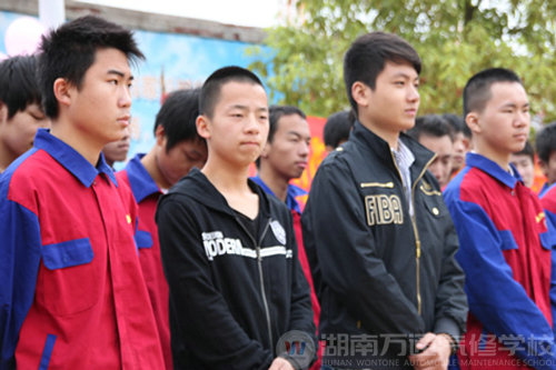 万通学子千里赴川竞技 师生欢送齐盼载誉归来