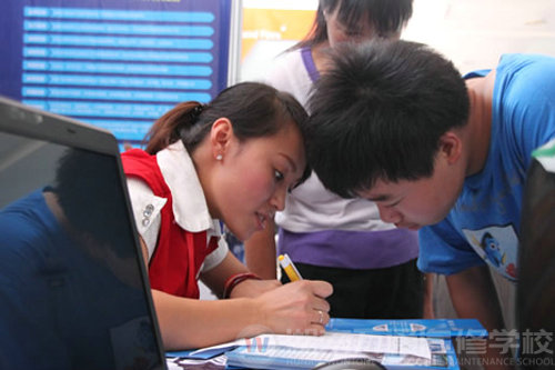 湖南万通汽车学校咨询老师细心讲解