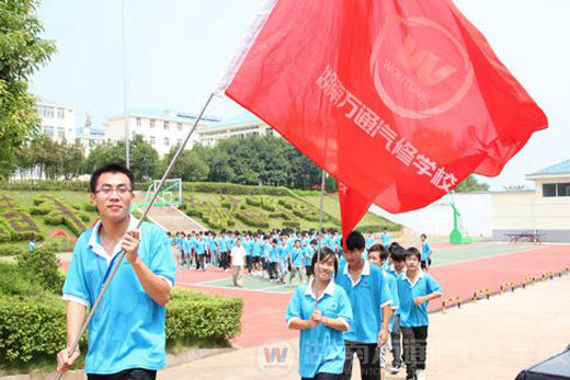 湖南万通汽修学校学生参加智勇大冲关