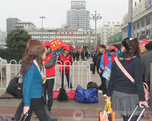 湖南万通汽修学校“红色马甲”小组