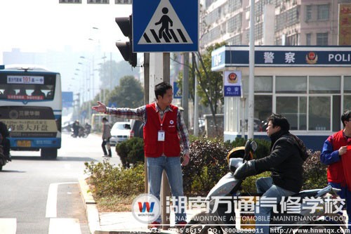 欲闯人行道的摩托小伙及时被劝阻