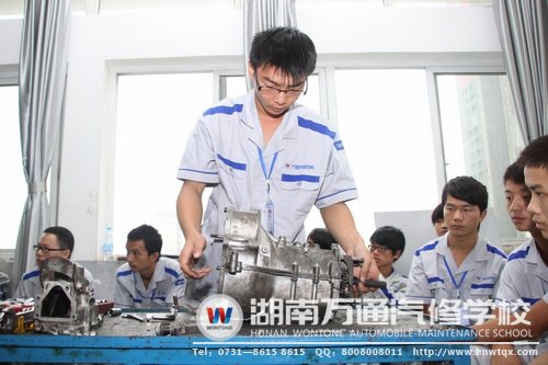经过了一段时间的学习，张升超已经掌握了拆装变速器的方法