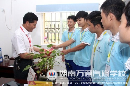 正所谓“桃李不言，下自成蹊”，老师们的人格魅力，就体现在同学们对他的爱戴