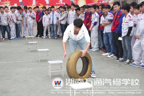 单手滚轮胎，厉害！！