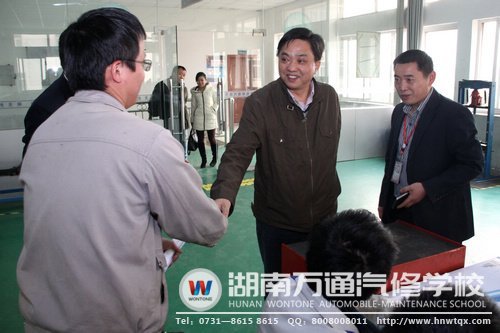 湖南省民政厅民间组织管理局刘副局长与万通师生亲切交谈