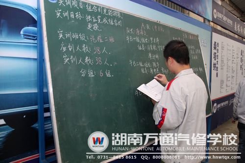 分组实训让学子在竞争中汲取技能（图为学子正在填写各组队名）