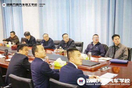 湖南省人社厅党组成员、副厅长廖跃贵等一行领导莅临湖南万通调研指导工作